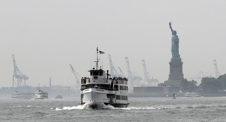 С острова Свободы в Нью-Йорке эвакуировали более трех тысяч человек