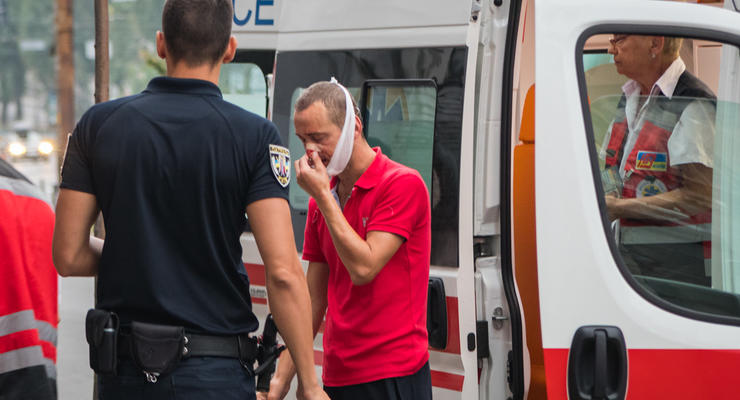 В Киеве таксист уснул за рулем: пассажир в больнице