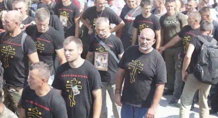 УПЦ МП призвала к войне: в Почаеве паломники шли в провокационных футболках
