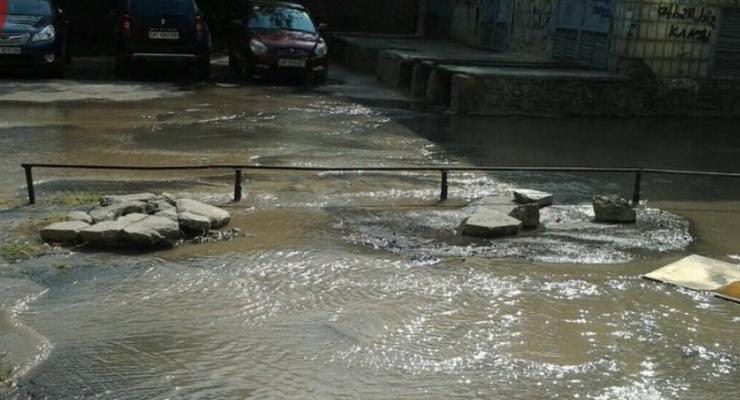 В Киеве канализационными стоками затопило улицу Полевую