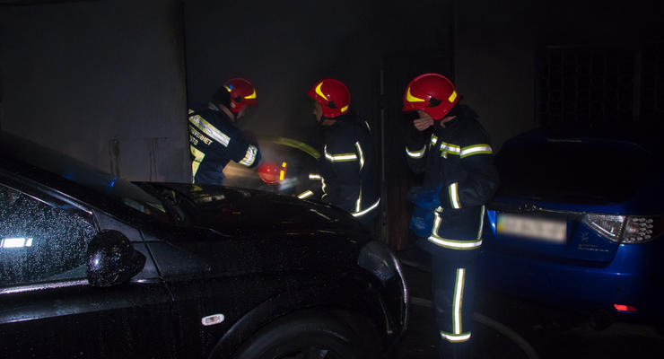 В Киеве горящий гараж испугал местных жителей