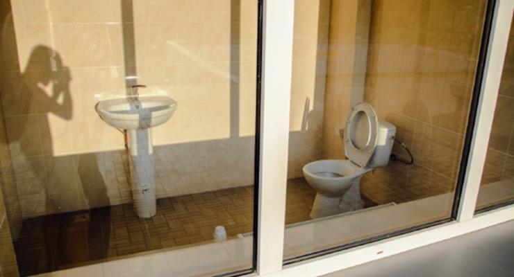 В Николаеве на центральном стадионе установили "прозрачный" туалет