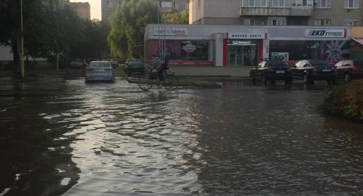 В Ужгороде прорвало водопровод: затоплены улицы