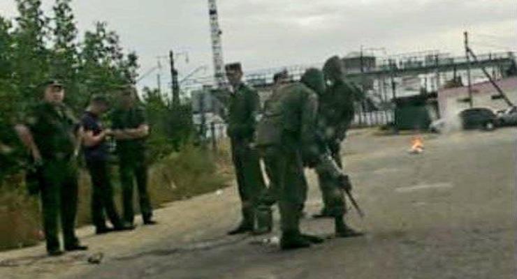 Россияне поставили пограничные столбы посреди улицы поселка Меловое в Луганской области