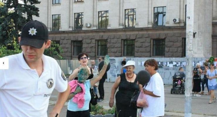 В Одессе зеленкой плеснули в активистов, поминавших Захарченко и Кобзона