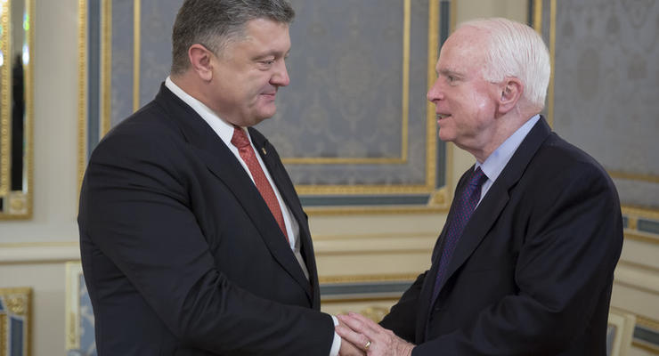 Порошенко предложил переименовать улицу в Киеве в честь Маккейна