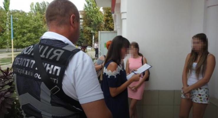 В Запорожье поймали 18-летнюю сутенершу, продававшую девушек за рубеж