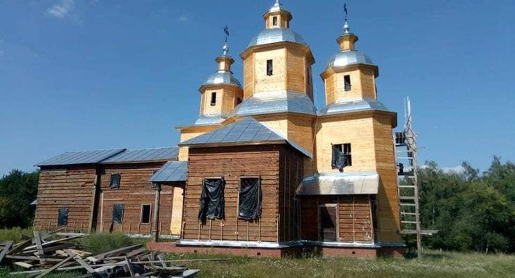 Под Киевом в Пирогово восстанавливают древнейшую деревянную церковь