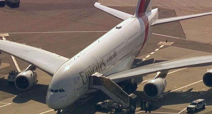 В Нью-Йорк прибыл самолет из Дубая с сотней заболевших пассажиров на борту