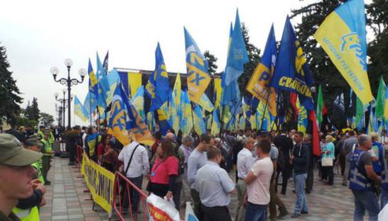 Под Радой митингуют: "Нет - выборам по закону Януковича"
