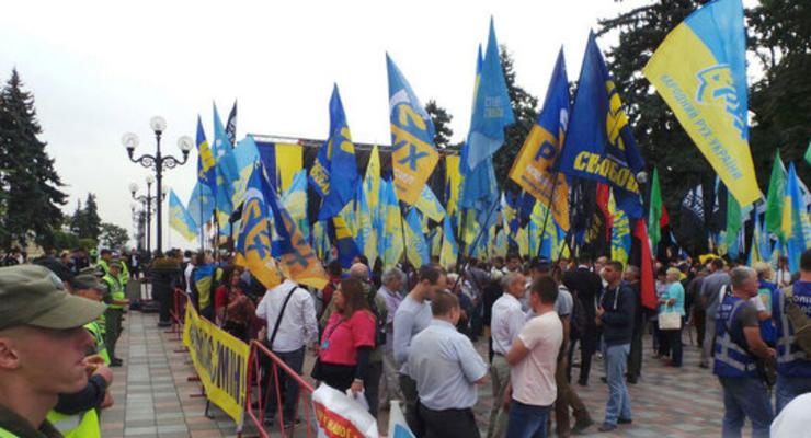 Под Радой митингуют: "Нет - выборам по закону Януковича"