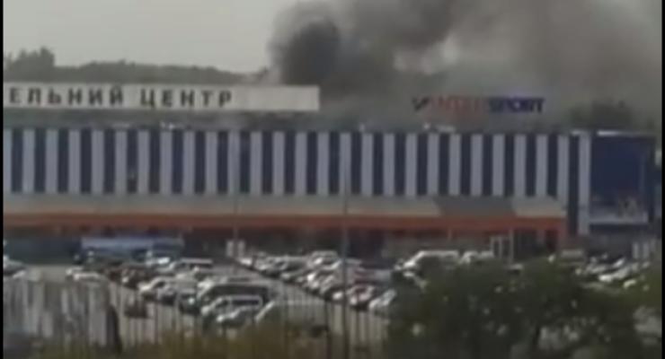 В Киеве на окружной возле Эпицентра крупный пожар