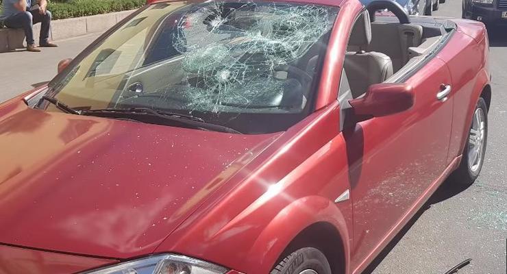 В Харькове девушке разбили монтировкой кабриолет