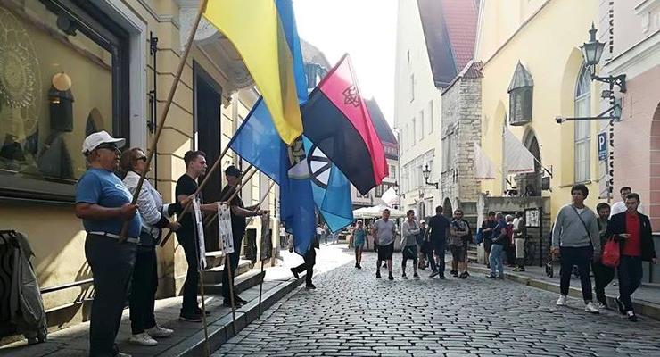 В Эстонии пикетировали посольство РФ в поддержку Сенцова