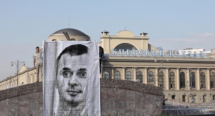 Free Sentsov: активисты в Москве развернули баннер в поддержку режиссера