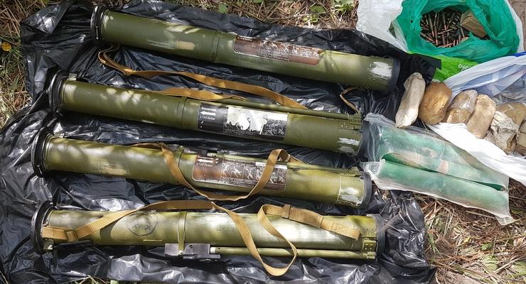 В Киеве нашли тайник с гранатометами и пластидом