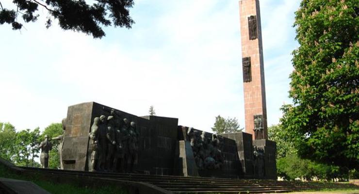 Во Львове демонтируют памятник Славы советским воинам