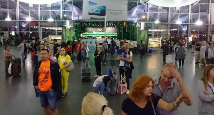 Туристы на сутки застряли в аэропорту Борисполь