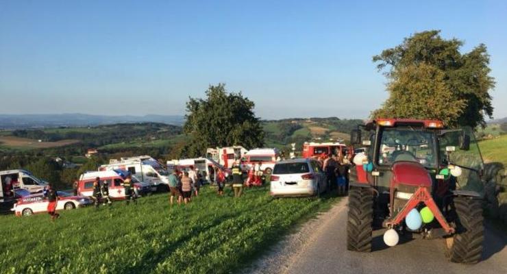 В Австрии перевернулся трактор с прицепом: 13 пострадавших