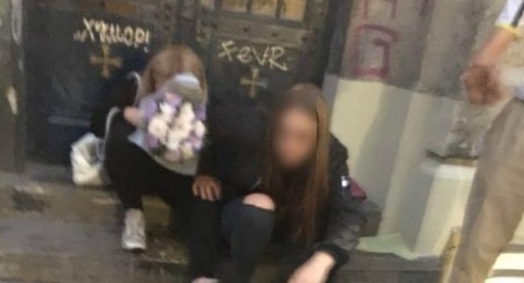 Во Львове на улице нашли школьниц, напившихся до потери сознания