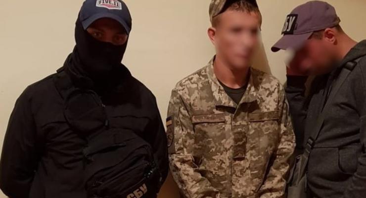 В Киеве задержали вооруженных военных-наркоторговцев