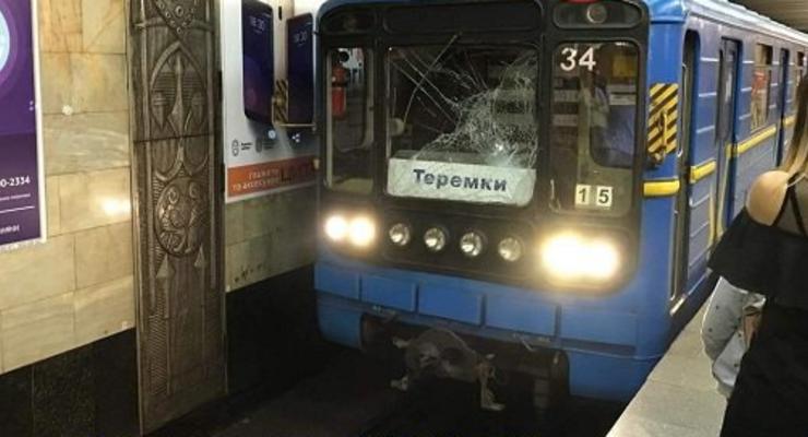 В Киеве иностранец бросился под поезд в метро