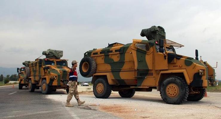 Турция перебрасывает бронетехнику к границе с Сирией