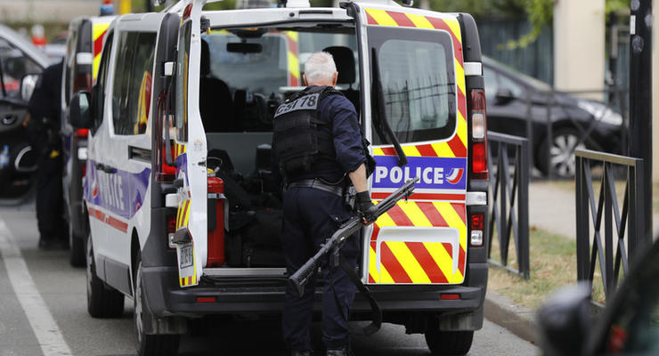 Мужчина с ножом напал на прохожих в Париже