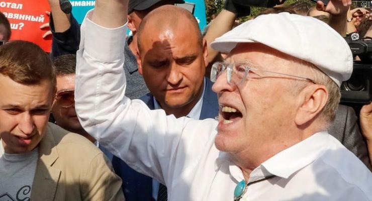 Жириновский хочет наказать побитого им митингующего