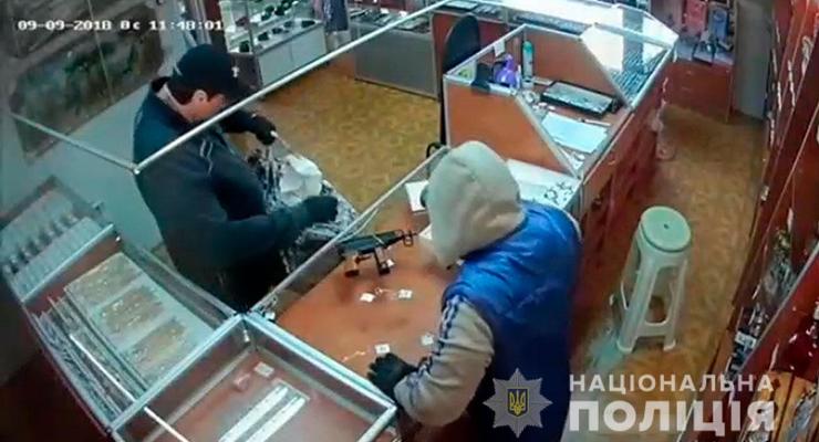 На Буковине неизвестные в масках напали на ювелирный магазин