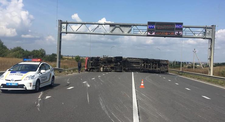 Под Ровно опрокинувшийся грузовик заблокировал трассу