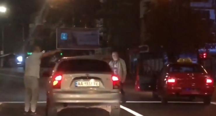 В Киеве водители устроили драку посреди дороги