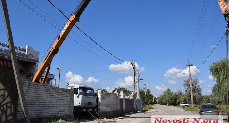 В Николаеве кран задел линию электропередач, погиб рабочий
