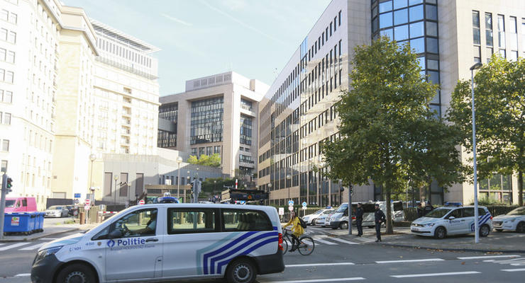 В центре Брюсселя неизвестные открыли огонь по прохожим