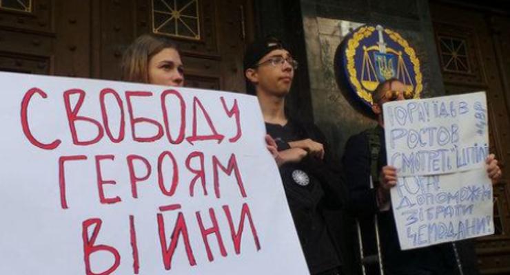 Здание ГПУ пикетируют: активисты против экстрадиции в РФ Тумгоева
