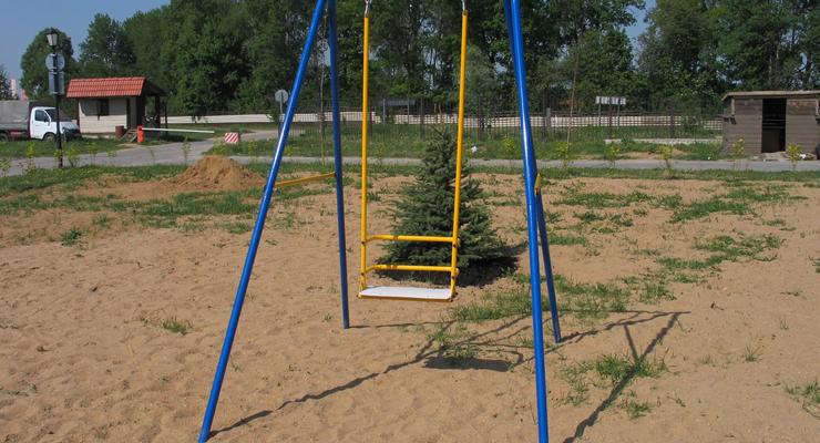 В Черновицкой области студент разбился насмерть на качеле