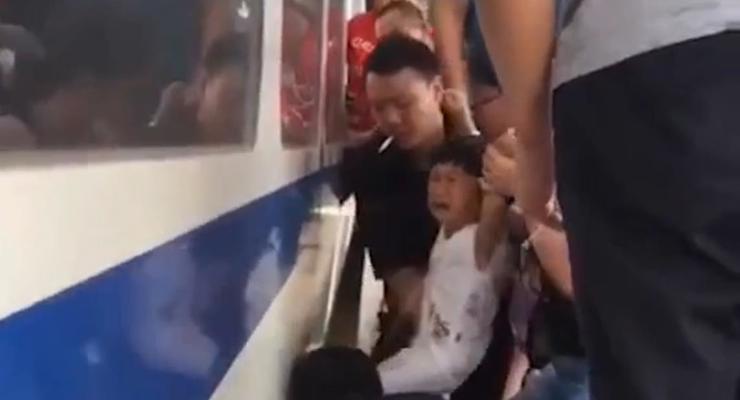 Трехлетнюю девочку спасли из-под поезда