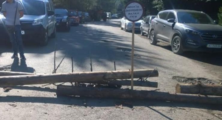 Жители Закарпатья перекрыли три дороги