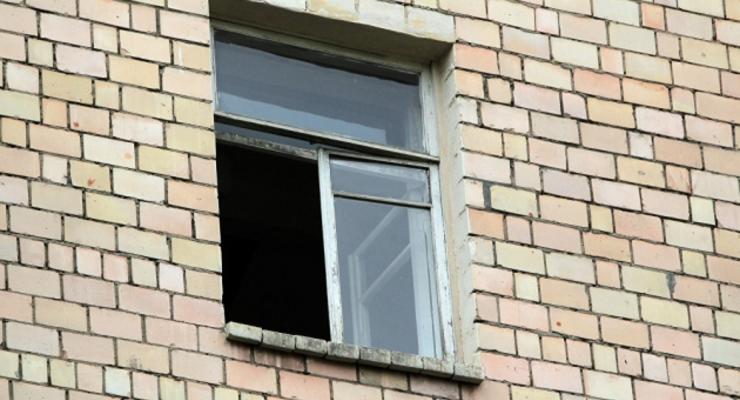 В Киеве девочка-подросток выпрыгнула из окна