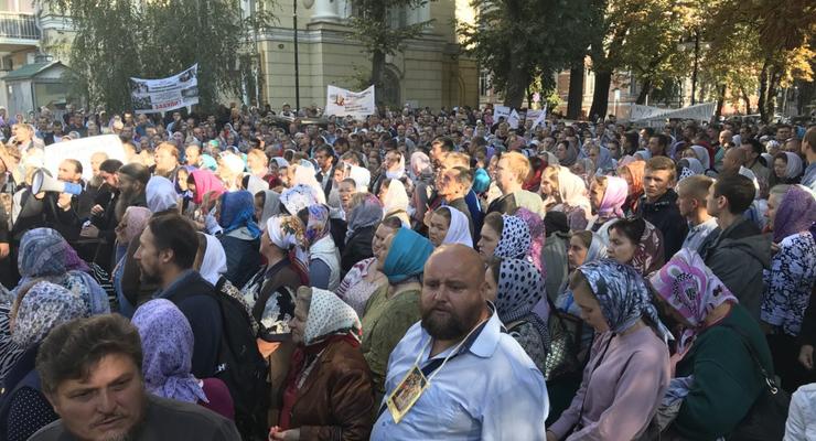 В Киеве православные МП пикетируют Верховный суд из-за ID-карт