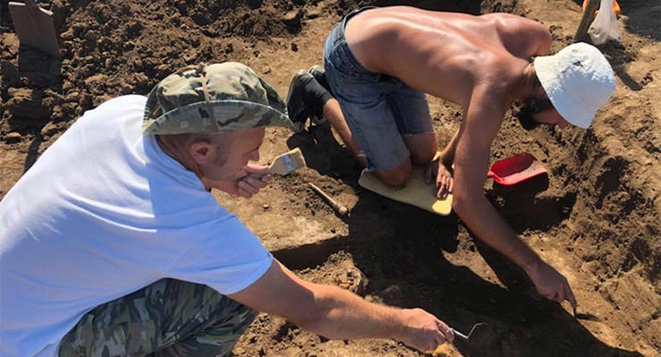 На Арабатской стрелке археологи раскопали могилу сармата