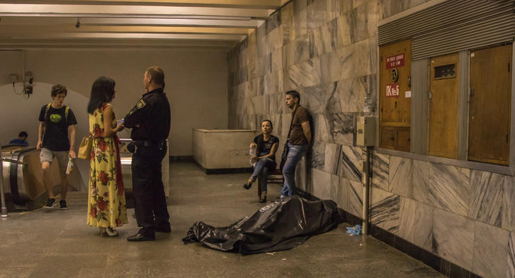 В Киеве на станции метро умер мужчина