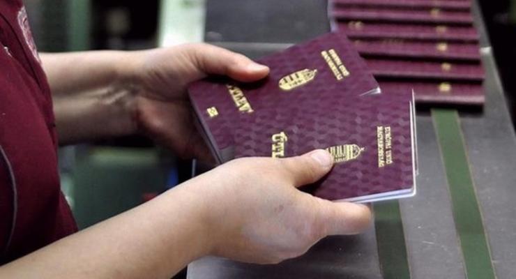 В ОГА сообщили, что жителям Закарпатья семь лет выдают венгерские паспорта