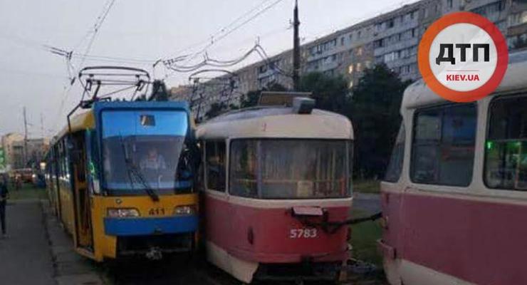 В Киеве трамвай сошел с рельсов и врезался во встречный