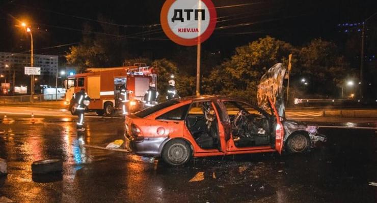 В Киеве Opel столкнулся с полицейской машиной и сгорел – видео