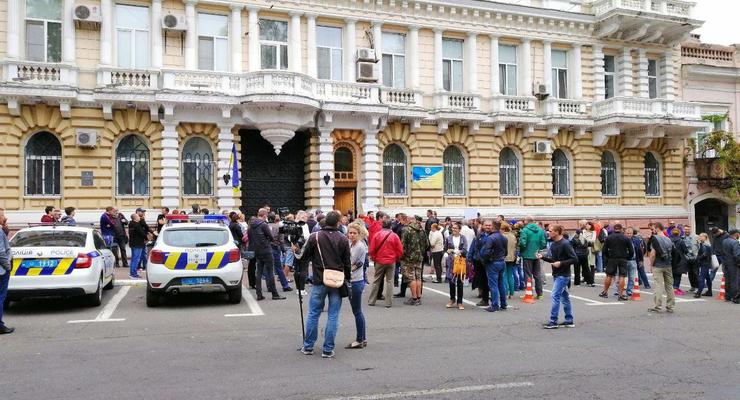 Под зданием полиции в Одессе требуют отставки ее руководства