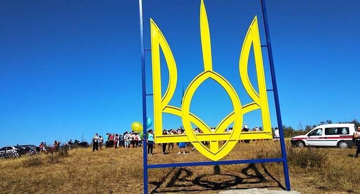 Под Днепром установили рекордный металлический герб Украины