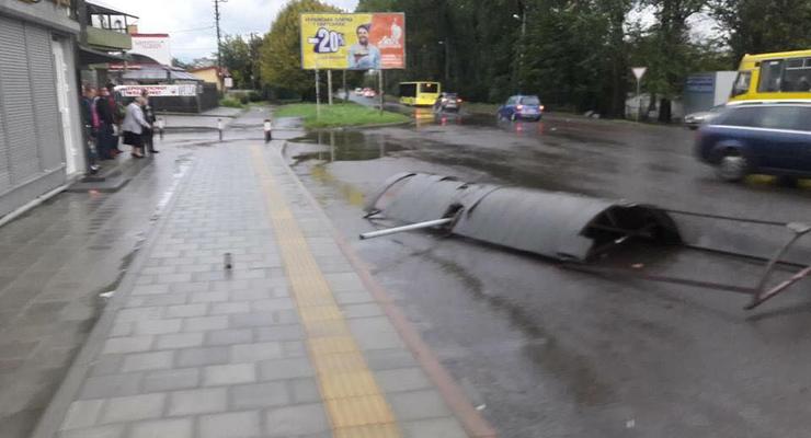 Ураганный ветер посносил остановки транспорта во Львове