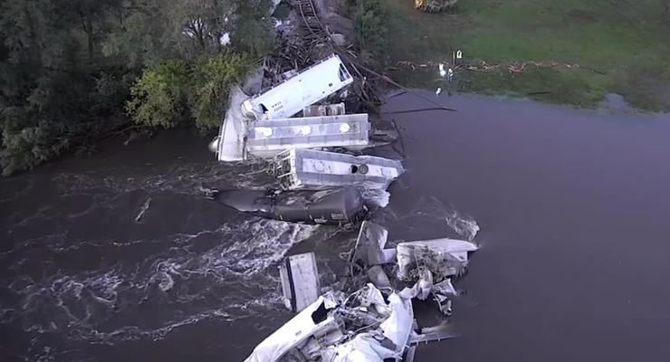 В США поезд рухнул из моста в реку