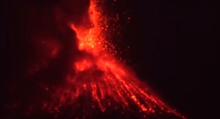 В Индонезии извергается вулкан